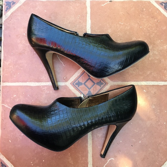 CYNTHIA VINCENT Like New Black Platform Booties - Picture 2 of 6